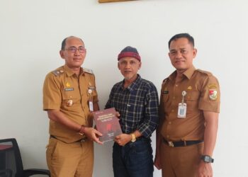 Perpustakaan Tubaba Terima Hibah Buku Pseudo Domocracy Dari Alumni Unila