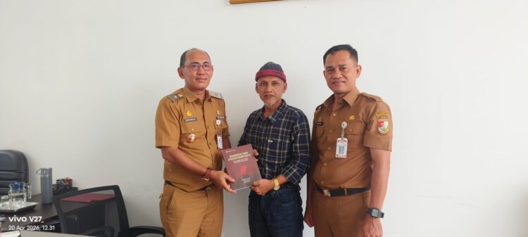 Perpustakaan Tubaba Terima Hibah Buku Pseudo Domocracy Dari Alumni Unila