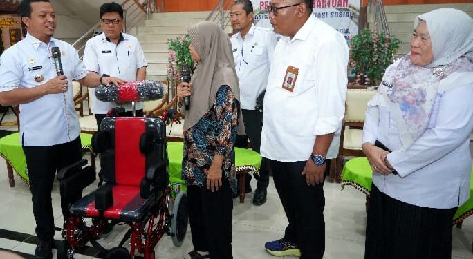 Bupati Pringsewu Serahkan Bantuan ATENSI Senilai Rp892 Juta untuk 441 Penerima
