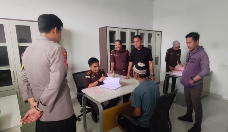 Berkas Lengkap, Penyidik Polsek Pringsewu Kota Limpahkan Tersangka Pencurian Mobil ke JPU