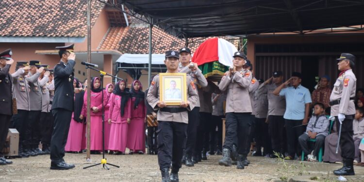 Aipda Triyoto Tutup Usia, Pemakaman Dinas Polisi Berlangsung Haru di Sukoharjo