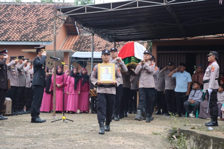 Aipda Triyoto Tutup Usia, Pemakaman Dinas Polisi Berlangsung Haru di Sukoharjo