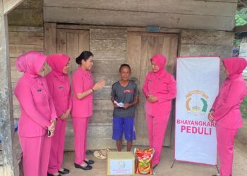 Peduli Lansia Kurang Mampu, Ketua Bhayangkari Gelar Baksos di Desa Budi Aji