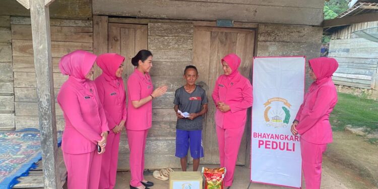 Peduli Lansia Kurang Mampu, Ketua Bhayangkari Gelar Baksos di Desa Budi Aji