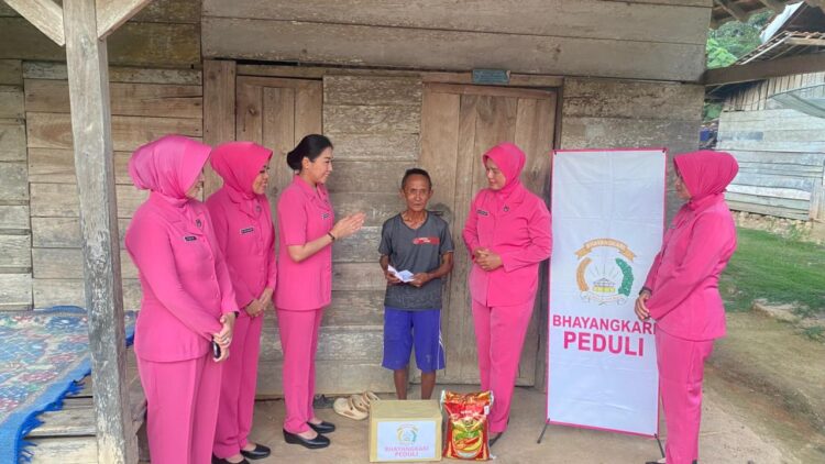 Peduli Lansia Kurang Mampu, Ketua Bhayangkari Gelar Baksos di Desa Budi Aji