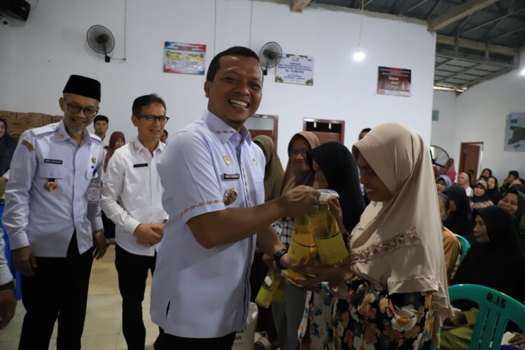 Bupati Pringsewu Serahkan Bantuan Pangan Tahun 2026 kepada 693 KPM di Pekon Rejosari