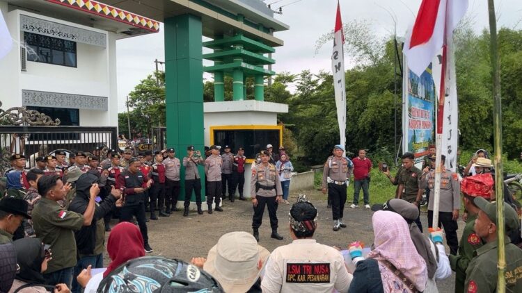 LSM Trinusa Unras Di DPRD dan Kejari Pringsewu, Polisi Fasilitasi Dialog Massa