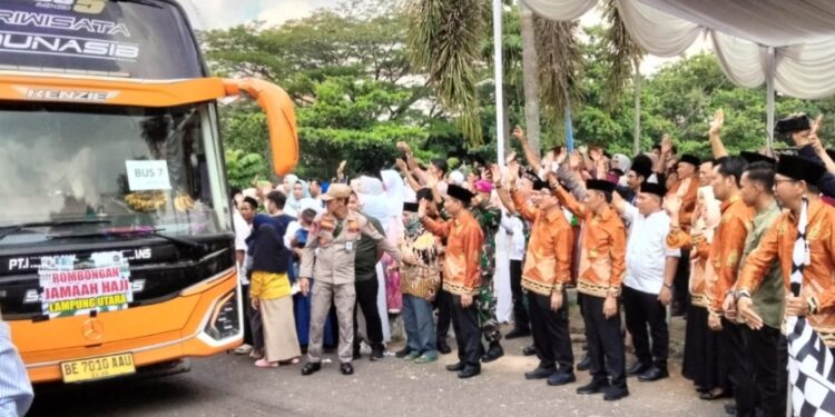 Bupati Hamartoni Lepas Ratusan CJH Lampung Utara