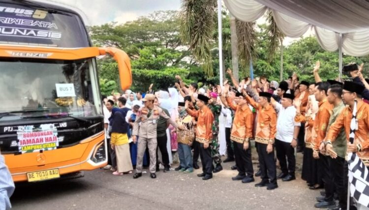 Bupati Hamartoni Lepas Ratusan CJH Lampung Utara