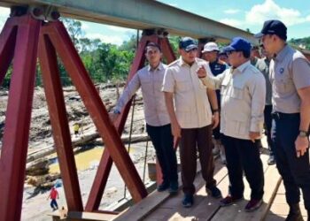 Wapang TNI Dampingi Presiden Prabowo Tinjau Jembatan Bailey dan Posko Kesehatan di Tapanuli Selatan
