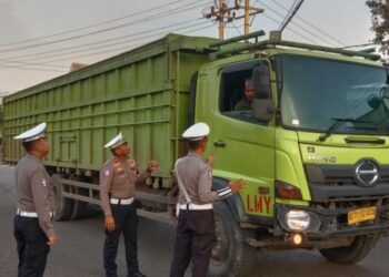 Satlantas Polres Lampura Stop Truk Besar Melintas Di Jam Sekolah