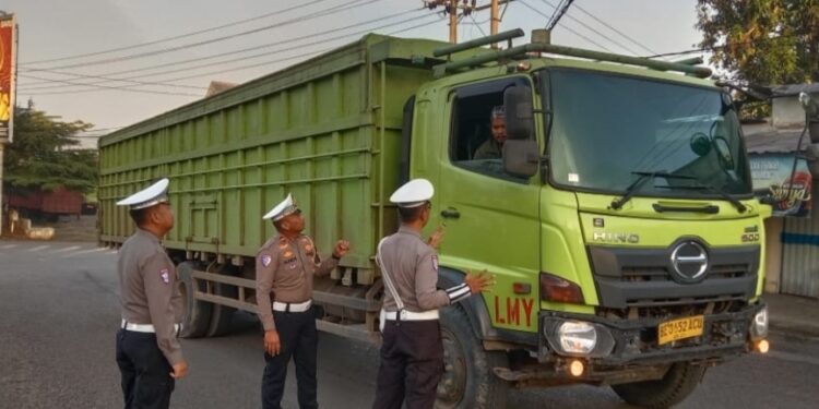 Satlantas Polres Lampura Stop Truk Besar Melintas Di Jam Sekolah