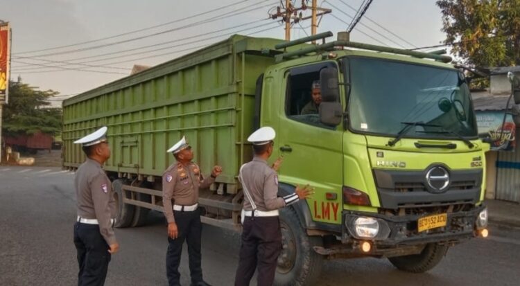 Satlantas Polres Lampura Stop Truk Besar Melintas Di Jam  Sekolah