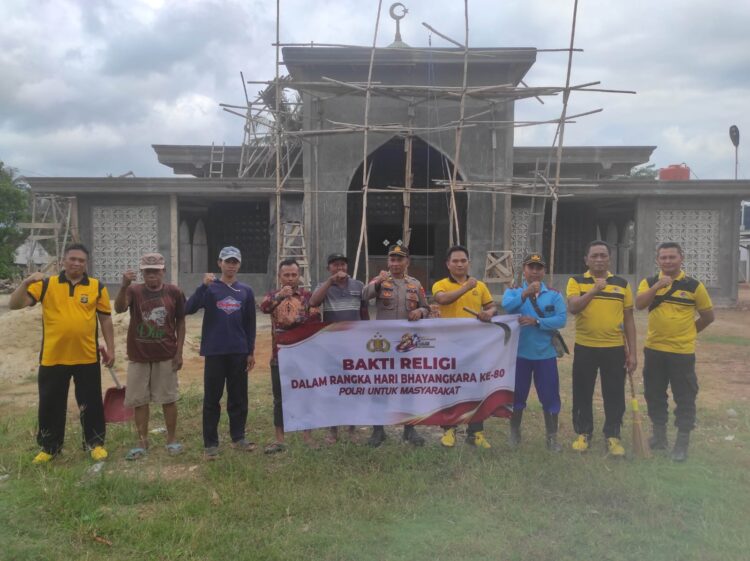 Jajaran Polres Mesuji Laksanakan Bhakti Religi Bersihkan Tempat Ibadah, Sambut Hari Bhayangkara ke-80 Tahun 2026