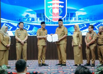 Gubernur Rahmat Mirzani Djausal Serahkan SK Mendagri tentang Pengangkatan I Komang Koheri sebagai Plt. Bupati Lampung Tengah Masa Jabatan 2025-2030