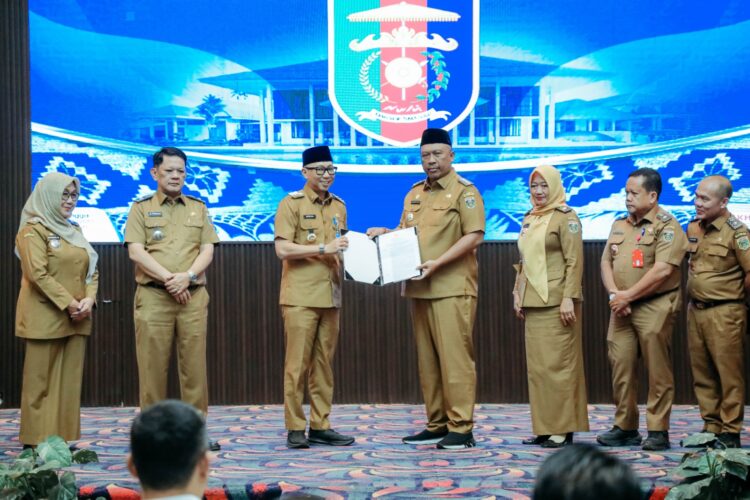 Gubernur Rahmat Mirzani Djausal Serahkan SK Mendagri tentang Pengangkatan I Komang Koheri sebagai Plt. Bupati Lampung Tengah Masa Jabatan 2025-2030