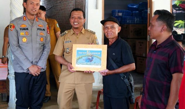Upaya Percepat Tanam dan Kendalikan Inflasi, Pemkab Pringsewu dan Polres Pringsewu Serahkan Bantuan Alsintan