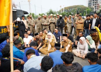 Wagub Jihan Nurlela Temui Pendemo Mahasiswa PMII yang Sampaikan Aspirasi tentang Persoalan Nasional dan Daerah, segera Dikoordinasikan Pemecahannya dengan OPD Terkait dan Instansi Vertikal