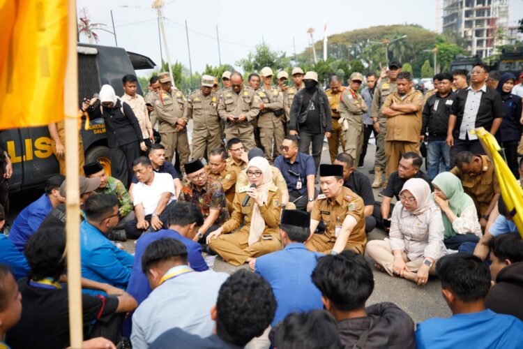 Wagub Jihan Nurlela Temui Pendemo Mahasiswa PMII yang Sampaikan Aspirasi tentang Persoalan Nasional dan Daerah, segera Dikoordinasikan Pemecahannya dengan OPD Terkait dan Instansi Vertikal