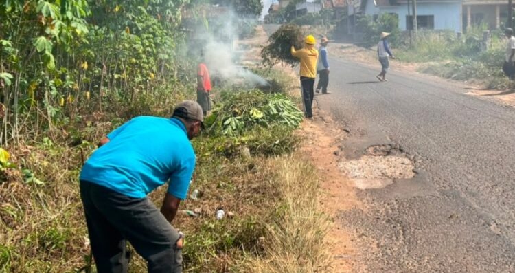 Gotong royong, Pemdes Bangun Jaya Ajak Warga Ciptakan Lingkungan Bersih Dan Sehat