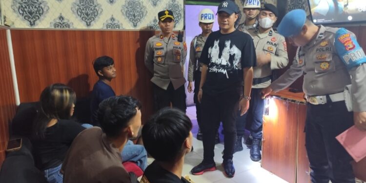 Propam Polres Lampura Razia Tempat Hiburan Dikotabumi