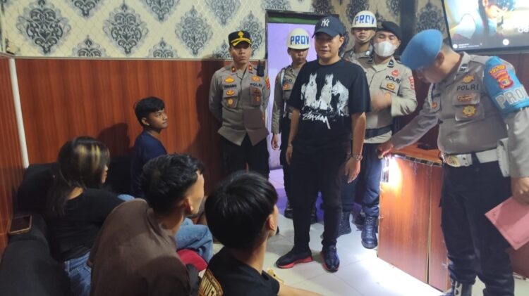 Propam Polres Lampura Razia Tempat Hiburan Dikotabumi