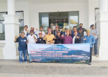 Tokoh Adat Sigegkhi Suku Gerakan Masyarakat Peduli Gunung Rajabasa (GMPGR) Lampung Selatan,  Tolak Tegas Recana Pengeboran Gunung Rajabasa.