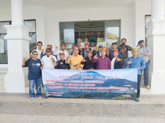 Tokoh Adat Sigegkhi Suku Gerakan Masyarakat Peduli Gunung Rajabasa (GMPGR) Lampung Selatan, Tolak Tegas Recana Pengeboran Gunung Rajabasa.
