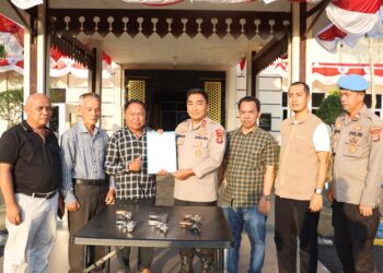 Tokoh Masyarakat Mesuji, Serahkan Sukarela 6 Pucuk Senpira Kepada Kapolres