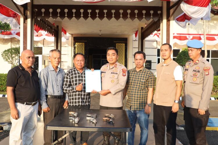 Tokoh Masyarakat Mesuji, Serahkan Sukarela 6 Pucuk Senpira Kepada Kapolres