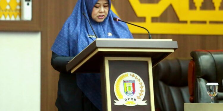 Umi Laila Sampaikan Jawaban Bupati atas Pemandangan Umum Fraksi-fraksi DPRD Pringsewu