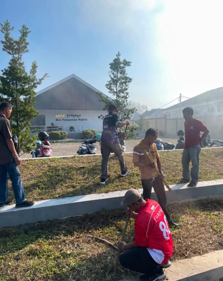 Disdukcapil Dan DPMPTSP Gelar Kerja Bakti, Beri Contoh Masyarakat Jaga Kebersihan.