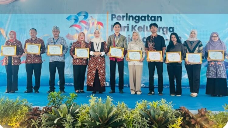 Dinas PPKB Tubaba Terima Penghargaan SIGA Dari BKKBN Provinsi