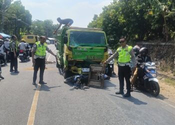 Nyalip di Tikungan, Pemotor di Pringsewu Tewas Usai Tabrak Truk Pengangkut Pasir