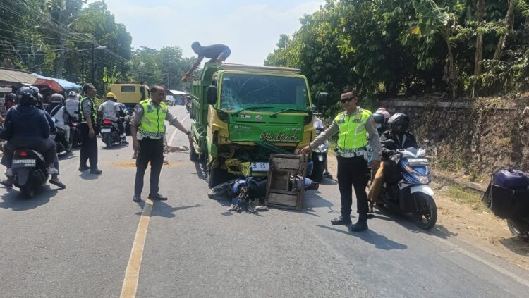 Nyalip di Tikungan, Pemotor di Pringsewu Tewas Usai Tabrak Truk Pengangkut Pasir
