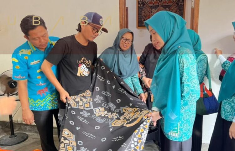 Ketua TP-PKK Tinjau Rumah Produksi Batik Tulis Khas Tubaba.