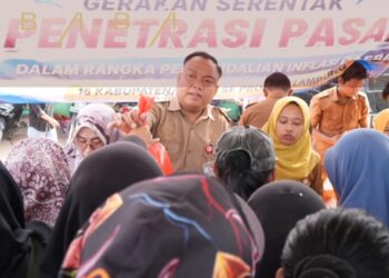 Kendalikan Inflasi Masyarakat Unit Enam Serbu Komoditas Bahan Pokok Hingga Habis.
