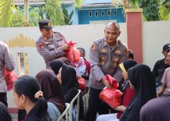 Baru Dilantik, Kapolres Pringsewu Langsung Blusukan dan Berbagi Sembako Dan Bendera