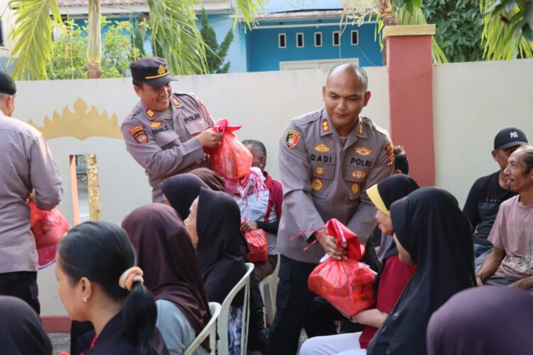 Baru Dilantik, Kapolres Pringsewu Langsung Blusukan dan Berbagi Sembako Dan Bendera