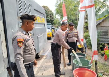 Dipimpin Kasat Samapta, Polres Mesuji Salurkan Bantuan Air Bersih untuk Warga Desa Labuhan Permai