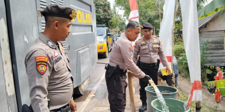 Dipimpin Kasat Samapta, Polres Mesuji Salurkan Bantuan Air Bersih untuk Warga Desa Labuhan Permai