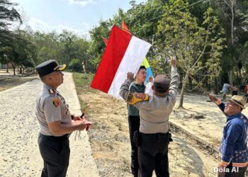 Sambut HUT RI Ke-81, Kapolres Mesuji Bagikan Bendera Merah Putih Untuk Warga dan Pengguna Jalan