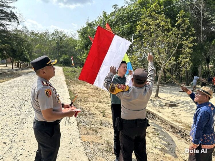 Sambut HUT RI Ke-81, Kapolres Mesuji Bagikan Bendera Merah Putih Untuk Warga dan Pengguna Jalan