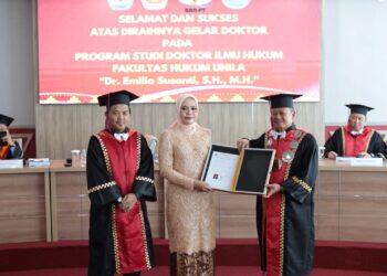 Setelah Melalui Waktu Pikiran Sangat Melelahkan, Emilia Susanti resmi Menyandang Gelar Doktor.
