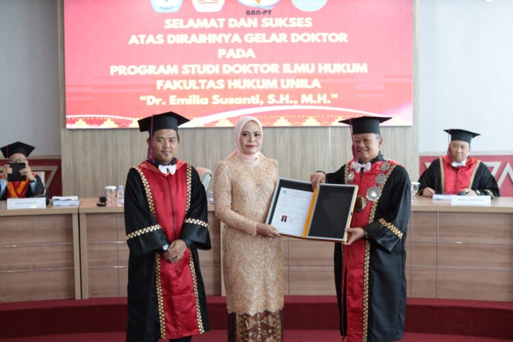 Setelah Melalui Waktu Pikiran Sangat Melelahkan, Emilia Susanti resmi Menyandang Gelar Doktor.