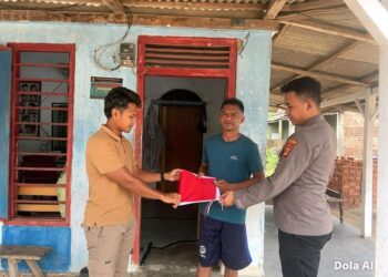 Tindak Lanjut Perintah Kapolres Mesuji, Seluruh Bhabinkamtibmas Sosialisasi dan Bagikan Bendera Merah Putih ke Masyarakat