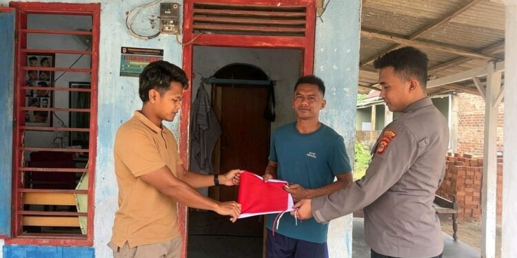 Tindak Lanjut Perintah Kapolres Mesuji, Seluruh Bhabinkamtibmas Sosialisasi dan Bagikan Bendera Merah Putih ke Masyarakat