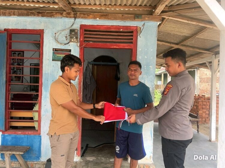 Tindak Lanjut Perintah Kapolres Mesuji, Seluruh Bhabinkamtibmas Sosialisasi dan Bagikan Bendera Merah Putih ke Masyarakat