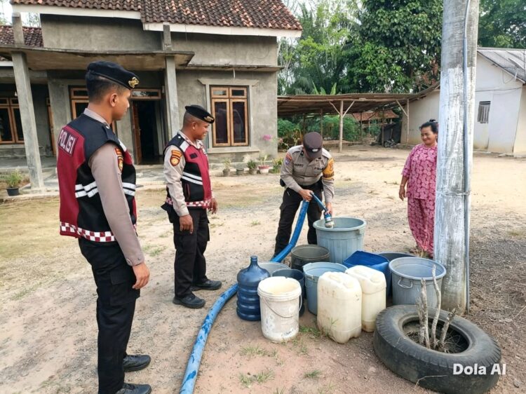 Kemarau, Polres Mesuji Salurkan Bantuan Air Bersih Untuk Warga Desa Labuhan Permai