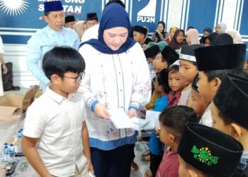 Ketua DPD PAN Kabupaten Lampung Selatan Bella Jayanti, Serahkan bantuan dan Doa bersama dikegiatan Tasyakuran PAN Ke 28 tahun.